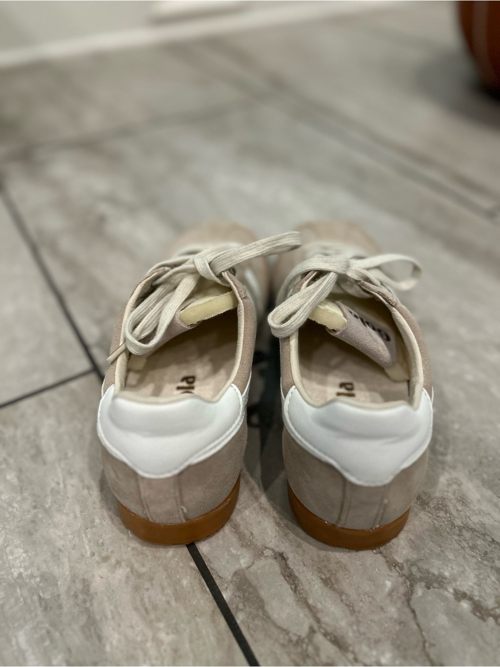 Gola Woman’s Suede Sneakers in Beige and White with Gum Sole - Picture 4 of 7